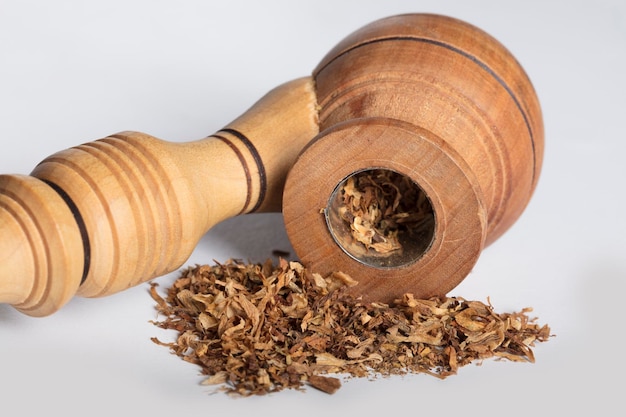 Cachimbo de madeira fechado para fumar com tabaco em um fundo branco