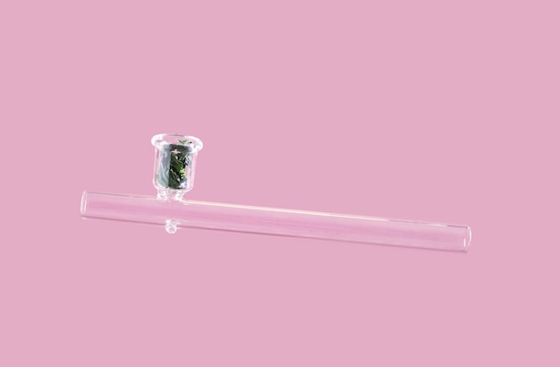 Cachimbo de vidro em fundo rosa pastel