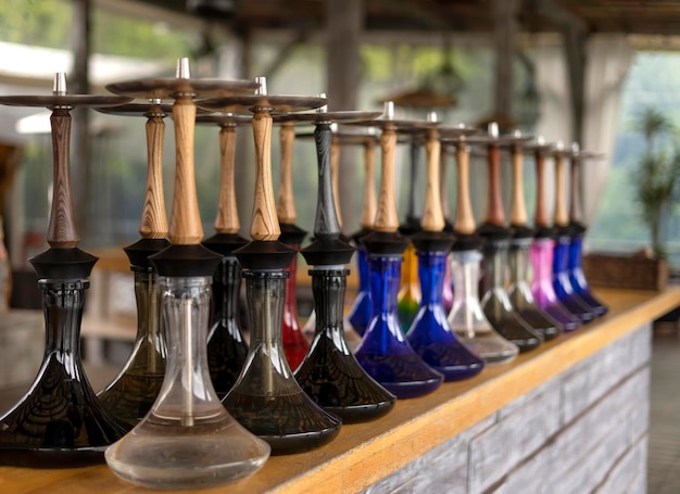 Cachimbos de água de vidro em um balcão de bar de belo vidro multicolorido Luz do dia espalhada