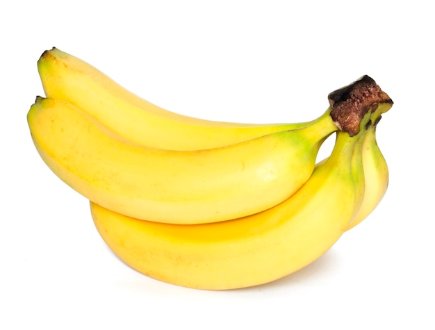 Cacho de bananas maduras amarelas em branco