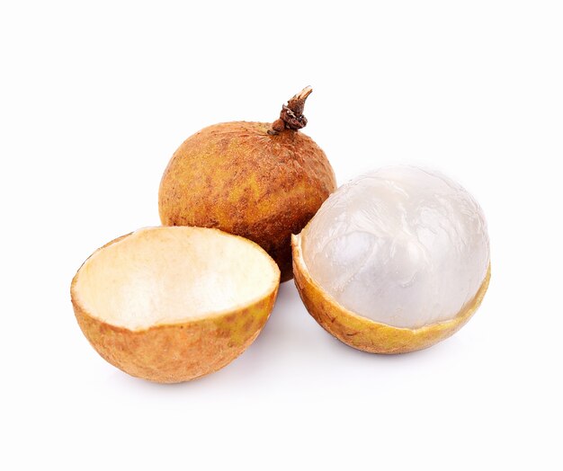 Cacho de frutas longan em fundo branco