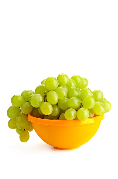 Cacho de uva fresca no branco