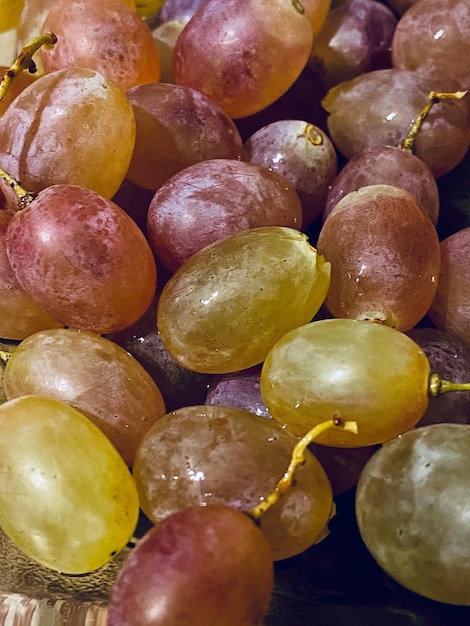 cacho de uvas em uma mesa de madeira closeup