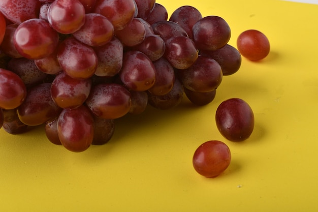 Cacho de uvas maduras e suculentas