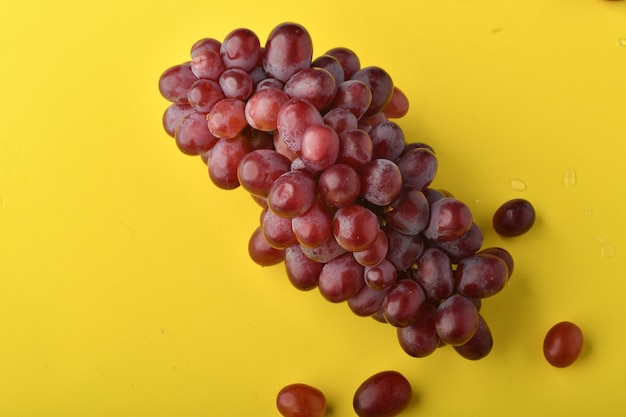 Cacho de uvas maduras e suculentas