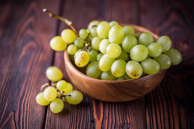 Cacho de uvas maduras verdes