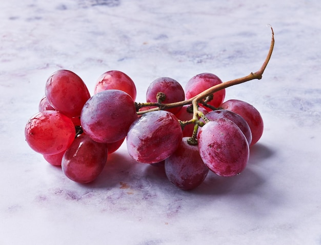 Cacho de uvas na superfície de mármore