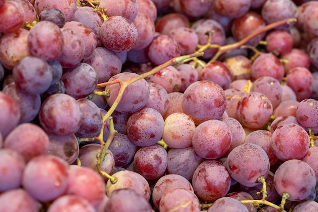 Cacho de uvas no balcão do mercado pilha de uvas maduras