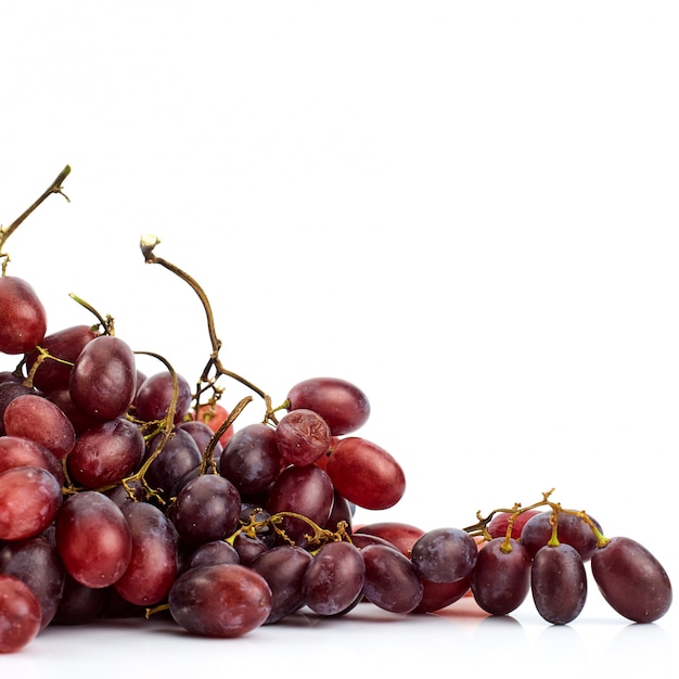 Cacho de uvas suculentas maduras frescas em branco