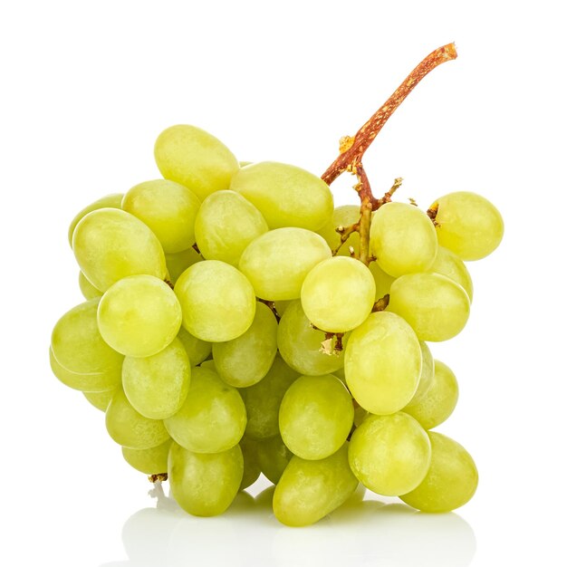 Cacho de uvas verdes isoladas em branco