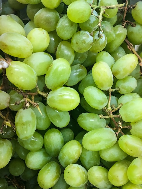 Cacho de uvas verdes na mesa