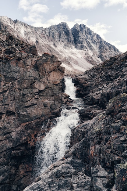 Cachoeira alta, a água que flui das rochas