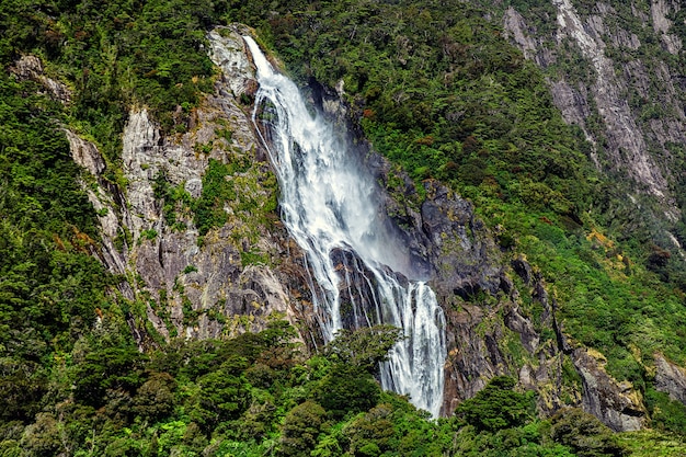 Cachoeira alta em Milford Sound, foto tirada da balsa de cruzeiro.