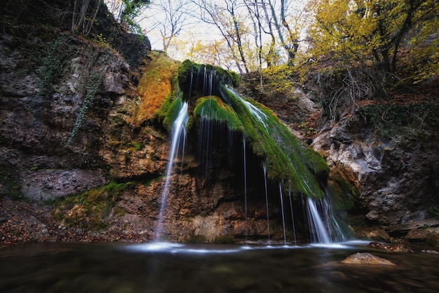 Cachoeira alta na floresta de outono