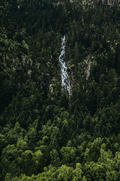 Cachoeira ao lado de uma montanha