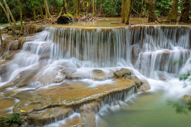 Cachoeira bautiful huay mae kamin na província de kanchanaburi