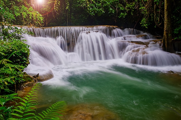 Cachoeira bela natureza em Kanjanaburi, Tailândia (Huai Mae Khamin Falls) e floresta