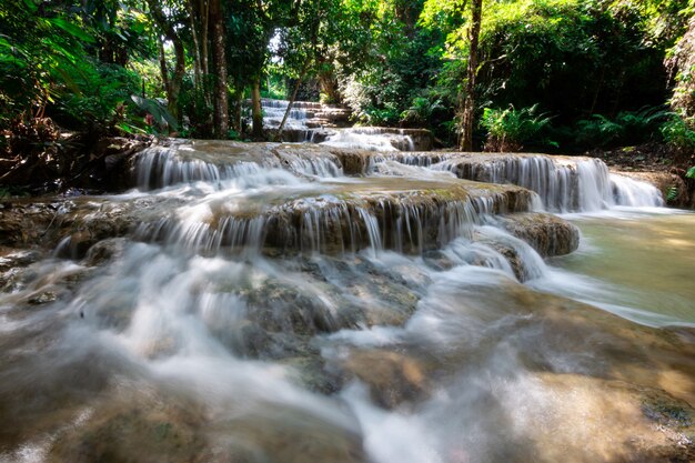 Cachoeira bela pedra calcária em lampang Tailândia