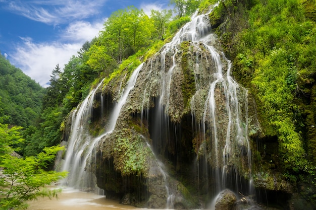 Cachoeira bonita (cachoeira kuzalan) na província de karadeniz. giresun - turquia