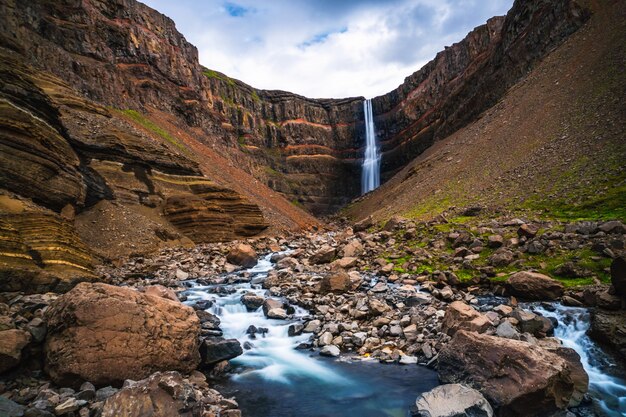 Cachoeira bonita de Hengifoss no leste da Islândia.