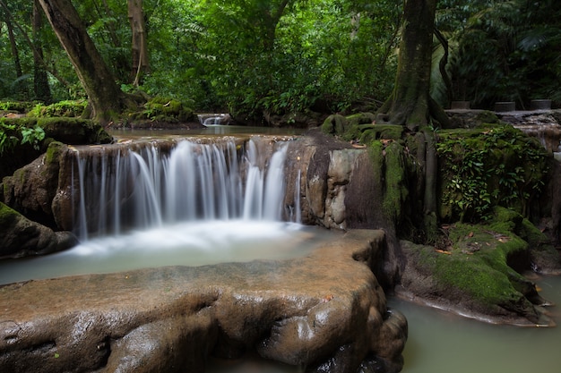 Cachoeira bonita na estação chuvosa no parque nacional de Than Bok Khorani na Tailândia. Than Bok Khorani Waterfall.