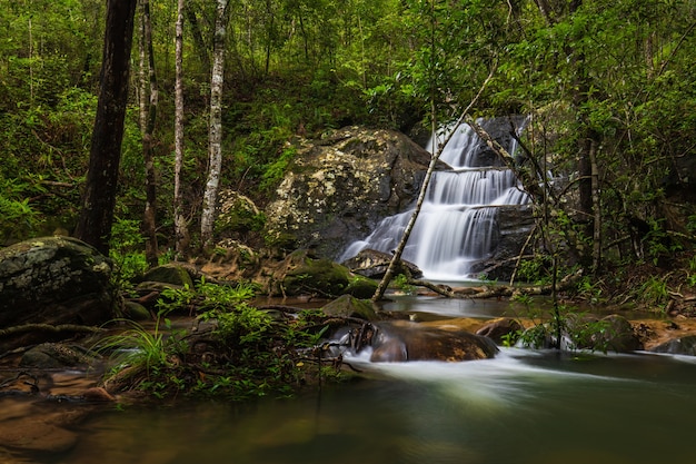 Cachoeira bonita no parque nacional de Phu Rua, Tailândia.