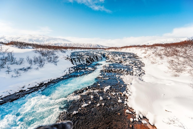 Cachoeira Bruarfoss A 'Cachoeira Mais Azul da Islândia' Água azul flui sobre pedras Inverno Islândia Visite a Islândia