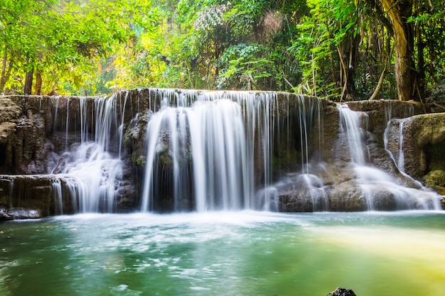 Cachoeira cênica luz solar natural