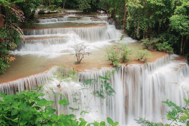 Cachoeira com linda ao nascer do sol na Tailândia