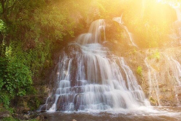 Cachoeira da floresta tropical bela montanha com água corrente e rochas, longa exposição. Viagem sazonal natural, plano de fundo ao ar livre com luz solar