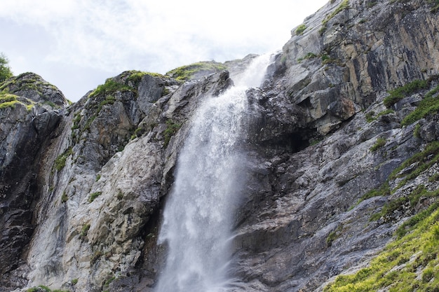 Cachoeira da montanha, sofia, cachoeiras nas montanhas do cáucaso arkhyz