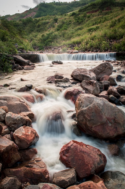 Cachoeira da natureza na temporada de chuva