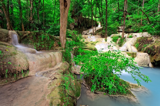 Cachoeira de calcário em floresta tropical, a oeste da Tailândia