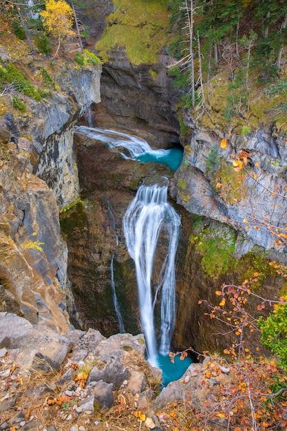 Cachoeira de Cascada del Estrecho no vale de Ordesa Pyrenees a Espanha