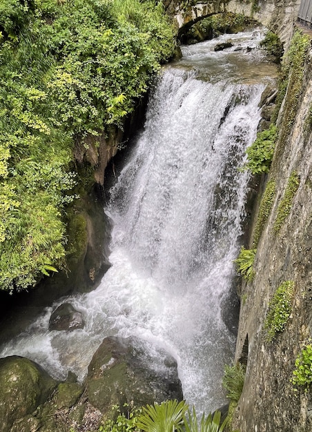 Cachoeira de colorfull em uma caverna cascate del varone em riva del garda na itália