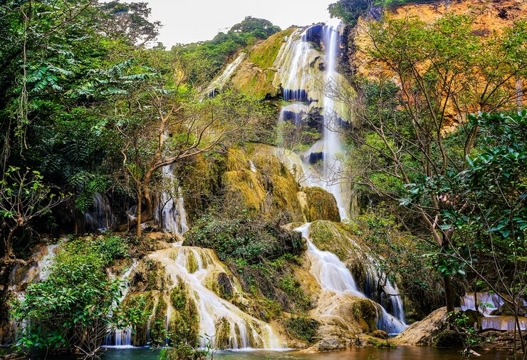 Foto cachoeira de erawan, andar 7 no parque nacional, tailândia