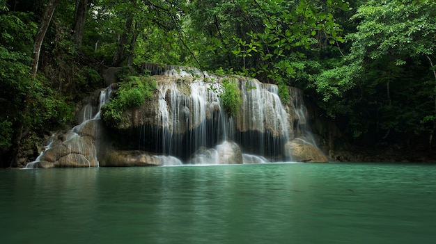 Cachoeira de Erawan localizada na província de Khanchanaburi, Tailândia