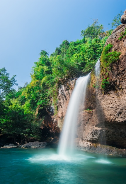 Cachoeira de Haew Su thad com túnel no parque nacional de Khao Yai, Tailândia