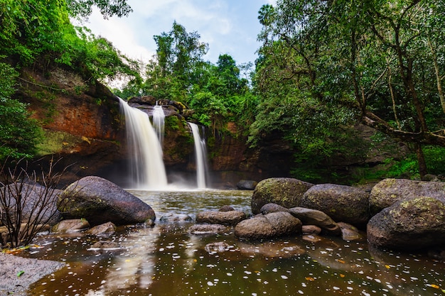 Cachoeira de Haew Suwat no parque de Khao Yai, Tailândia