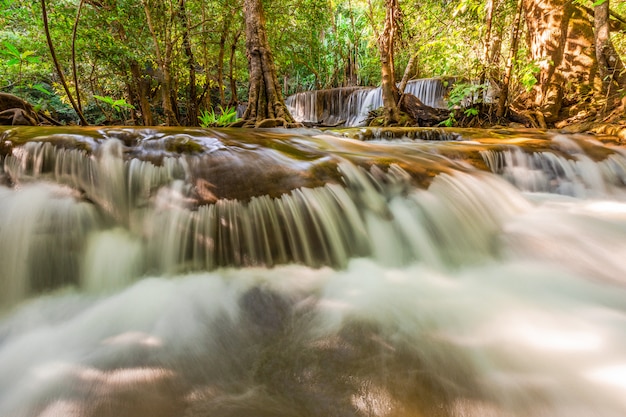 Cachoeira de Huai Mae Khamin com a luz da manhã Kanchanaburi, Tailândia