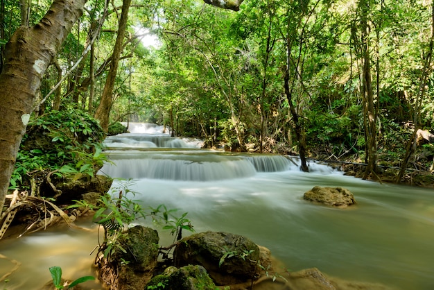 Cachoeira de Huai Mae Khamin em Kanchanaburi, Tailândia, bela cachoeira, floresta