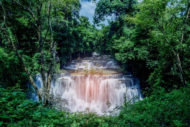 Cachoeira de Huai Mae Khamin em Kanchanaburi, Tailândia, bela cachoeira, floresta