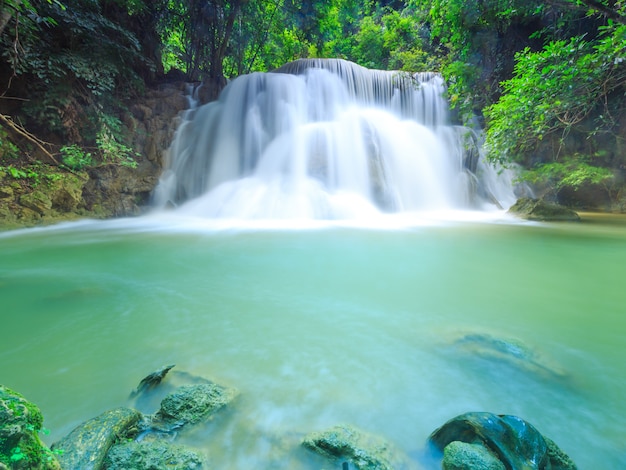 Cachoeira de Huay Mae Kamin no parque nacional de Khuean Srinagarindra.