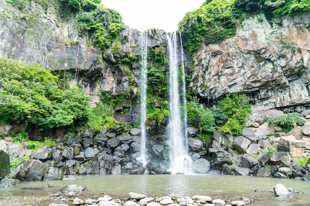 Cachoeira de jeongbang na ilha de jeju