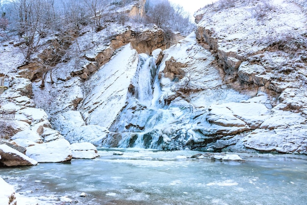 Cachoeira de Khuchninsky Khanaga no Daguestão no inverno