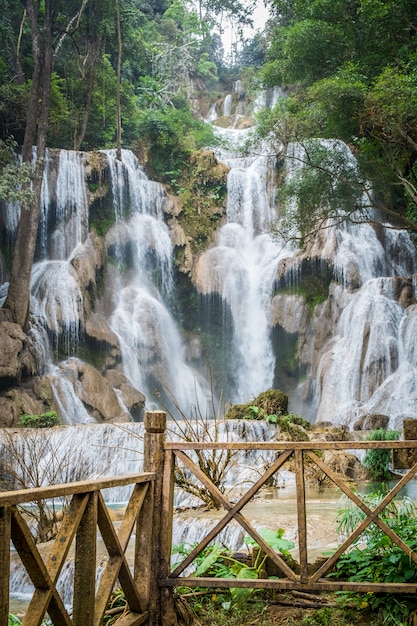 Cachoeira de Kuang Si, cachoeira perto de Luang Prabang, Laos.