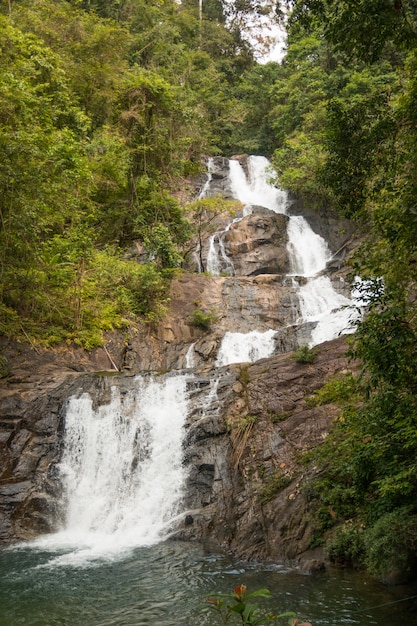 Cachoeira de lampi bonita no parque nacional de khaolak - lumru