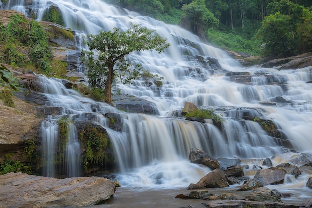 Cachoeira de Mae Ya, Chiang Mai, Tailândia.