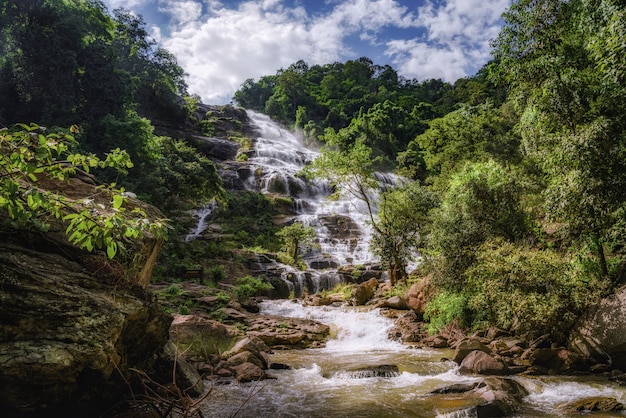 Foto cachoeira de mae ya, parque nacional de doi inthanon, chiang mai, tailândia