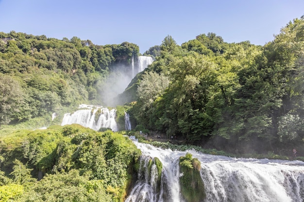 Cachoeira de Marmore na região da Úmbria Itália Incrível cascata espirrando na natureza